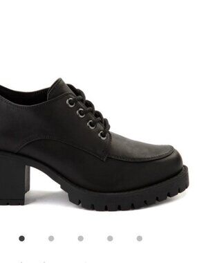 MIA record store clerk heel size 8